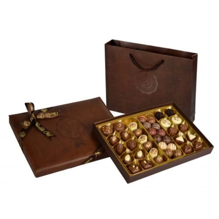 Exclusive Bőr Díszdobozos Kézműves Praliné Válogatás Táskával Belga Csokoládéból 285g Exclusive Bőr Díszdobozos Kézműves Praliné Válogatás Táskával Belga Csokoládéból 285g