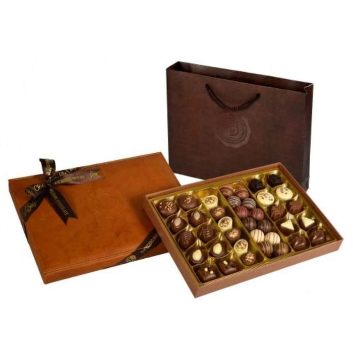 Exclusive Bőr (Világos Barna) Díszdobozos Kézműves Praliné Válogatás Táskával Belga Csokoládéból 285g Exclusive Bőr (Világos Barna) Díszdobozos Kézműves Praliné Válogatás Táskával Belga Csokoládéból 285g