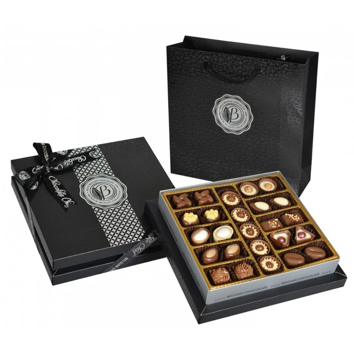 Bolci Diamond Tej- és Fehércsokoládé  Praliné Válogatás Fekete Díszdobozban Táskával 230g Bolci Diamond Tej- és Fehércsokoládé  Praliné Válogatás Fekete Díszdobozban Táskával 230g