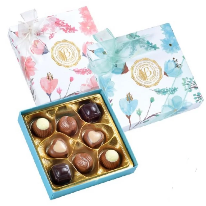 Bolci Praliné Válogatás Virágos Díszdobozban (Kék és Rózsaszín színben) 96g (1db) Bolci Praliné Válogatás Virágos Díszdobozban (Kék és Rózsaszín színben) 96g (1db)