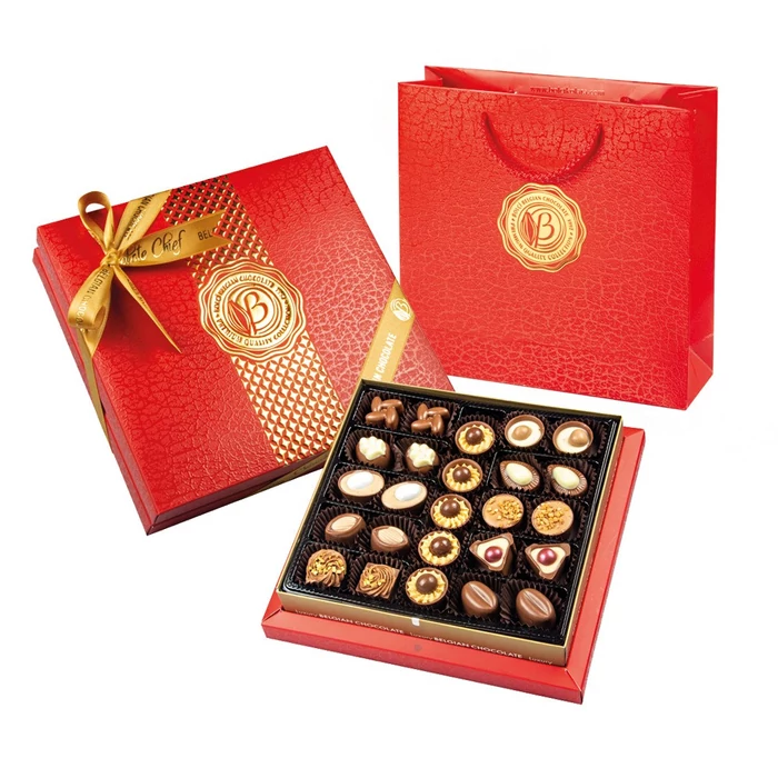 Bolci Diamond Tej- és Fehércsokoládé  Praliné Válogatás Piros Díszdobozban Táskával 290g Bolci Diamond Tej- és Fehércsokoládé  Praliné Válogatás Piros Díszdobozban Táskával 290g