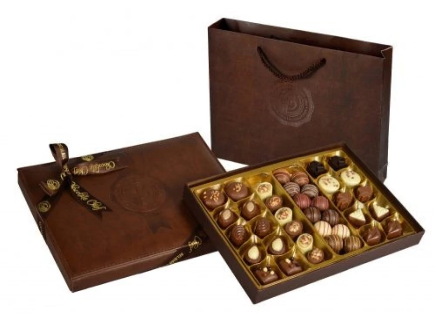 Exclusive Bőr Díszdobozos Kézműves Praliné Válogatás Táskával Belga Csokoládéból 285g