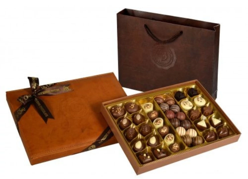 Exclusive Bőr (Világos Barna) Díszdobozos Kézműves Praliné Válogatás Táskával Belga Csokoládéból 285g